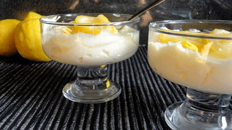 Μους λεμονιού με ρυζόγαλο και κόκκινα φρούτα